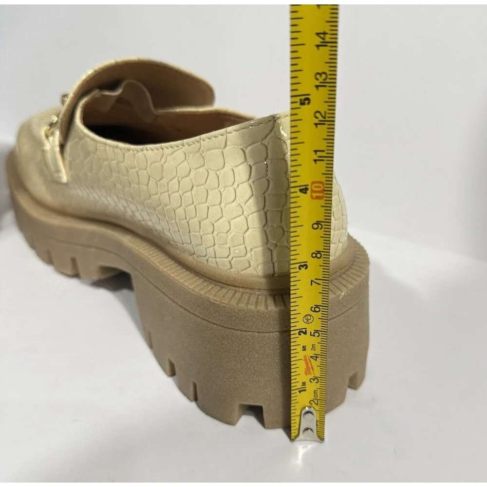 Urban Outfitters Loafers Womens 9 Cream Faux Patent Leather Chunky Platform NEW